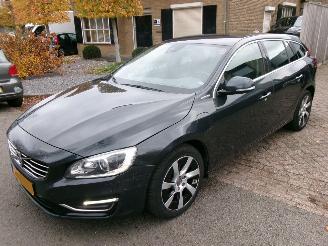 skadebil auto Volvo V-60 2.4 D6 AWD PLUG-IN HYBRID SUMMUM 2013/9