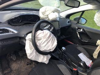 Peugeot 2008 SIGNATURE 1.2 picture 5