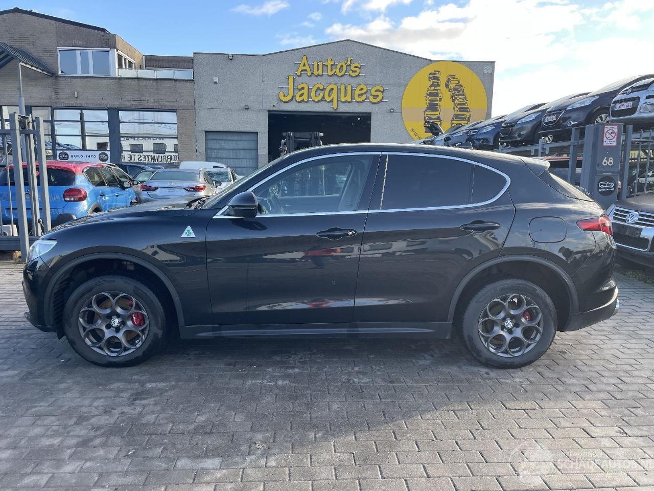 Alfa Romeo Stelvio Q4 ENGINE OUT