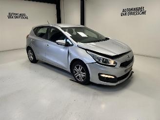 krockskadad bil auto Kia Cee d  2016/7