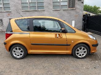 krockskadad bil auto Peugeot 1007 DOLCE 2006/2