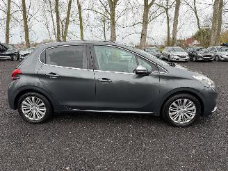 Vaurioauto  passenger cars Peugeot 208 ALLURE 2016/9
