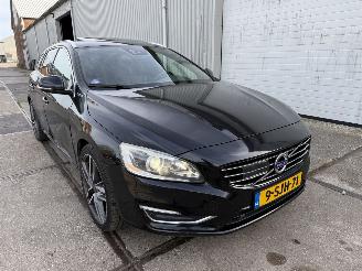 Schadeauto Volvo V-60 2.4 D6 AWD Plug-in Hybrid Summum 2013/10