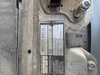 Mercedes 200-serie 230 E picture 7