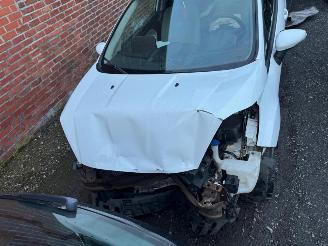 damaged passenger cars Ford Fiesta TREND 2013/4