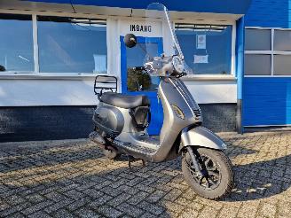krockskadad bil bromfiets Capri  LOOK A LIKE VESPA 2020/8