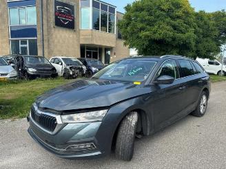 Coche siniestrado Skoda Octavia Octavia Combi (NXAC), Combi 5-drs, 2019 1.0 TSI 12V 2021