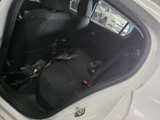 Peugeot 208  picture 15