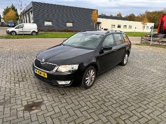 Voiture accidenté Skoda Octavia 1.2 TSI 16V Combi/o 4Dr Benzine 1.197cc 77kW (105pk) FWD 2012-11/2020-07  CJZA 2014/6