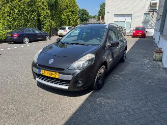 Damaged car Renault Clio 1.2Tce Collection Rijdbaar 103PK!! 2011/4