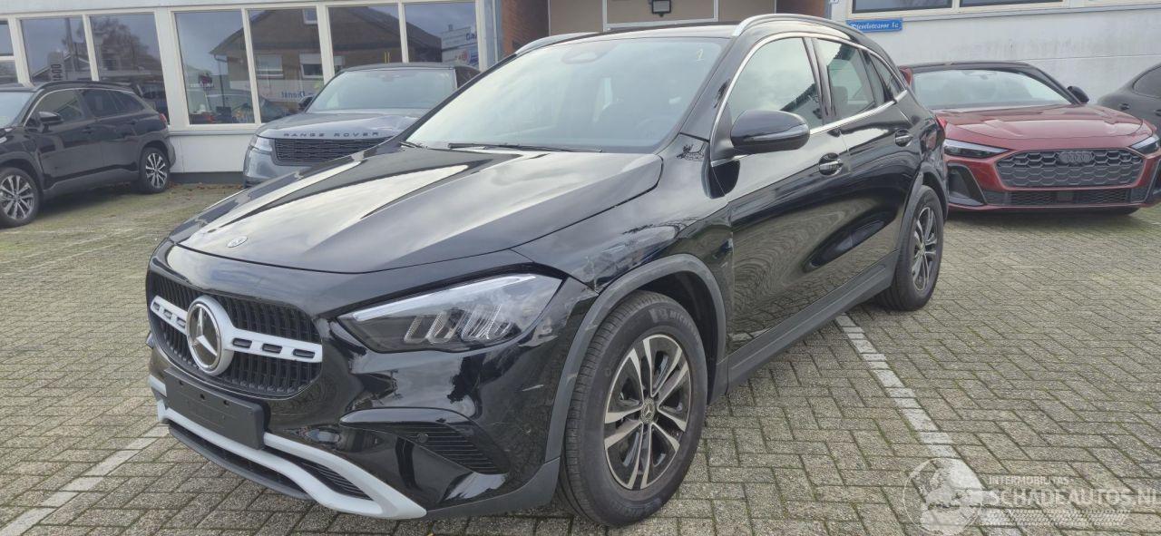 Mercedes GLA 180 Automaat*LED*Trekhaak*Digitaal display*Comfort stoelen*Parkeerpaket met camera*Navigatie*Apple Carplay*MBUX*