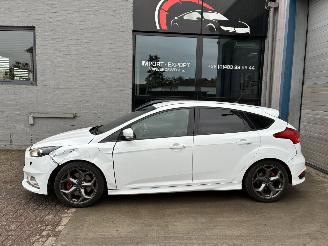 Vaurioauto  passenger cars Ford Focus FORD FOCUS ST 2015 2015/9