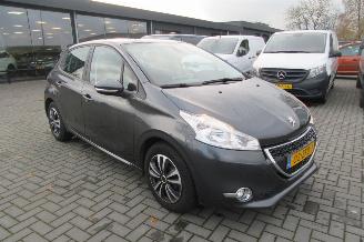 skadebil auto Peugeot 208 1.2 VTi Envy 2012/10