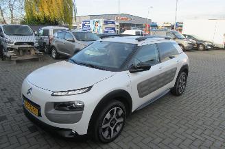 Unfallwagen Citroën C4 cactus 1.2 e-VTi Shine Automaat. Schadevrij 2015/2