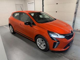 Vaurioauto  passenger cars Renault Clio  2024/12