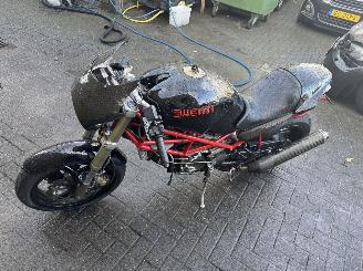 Ducati Monster 900  picture 2