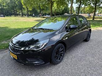 uszkodzony samochody osobowe Opel Astra 81 kW (110 PK)  1598 cc. 2018/8