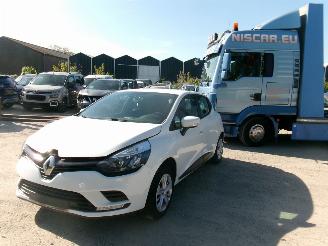 damaged passenger cars Renault Clio 0.9 Cool & Sound 2019/5