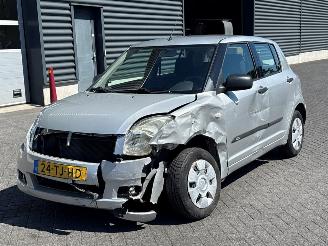 krockskadad bil auto Suzuki Swift 1.3 VVT 16V Hatchback  Benzine 1.328cc 68kW (92pk) FWD 2006/10