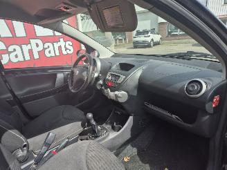 Peugeot 107 1.0 active AIRCO picture 7