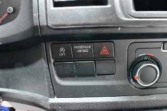 Volkswagen Transporter Kombi picture 30