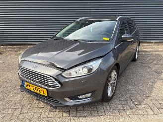 uszkodzony samochody osobowe Ford Focus  2015/11