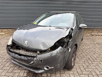 Voiture accidenté Peugeot 208 208 I (CA/CC/CK/CL) - 1.6 e-HDi FAP Hatchback  Diesel 1.560cc 68kW (92pk) 2013/3