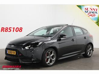 Damaged car Ford Focus 2.0 EcoBoost ST-3 250 PK Schuifdak Leder Clima Cruise Camera SHZ 2013/7