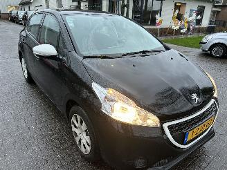 Peugeot 208 1.0   5 Drs   ( Motorschade ) picture 3