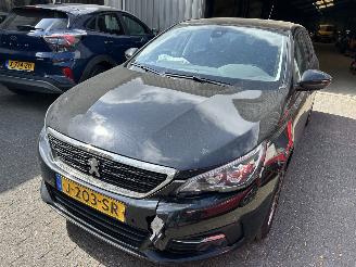 damaged passenger cars Peugeot 308 SW  1.2 PureTech  Bluelease Active 2020/10