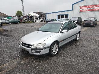 Vrakbiler auto Opel Omega 2.5 Zilver 147 voor Onderdelen 1998/3