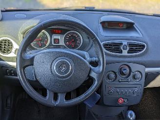 Renault Clio 1.6 Schwarz NV676 picture 11