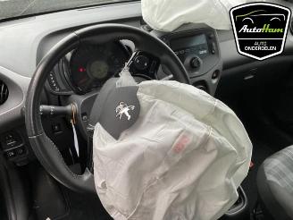 Peugeot 108 108, Hatchback, 2014 1.0 12V VVT-i picture 14