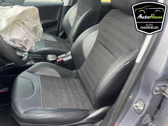 Peugeot 2008 2008 (CU), MPV, 2013 / 2019 1.2 12V e-THP PureTech 110 picture 10