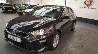 skadebil auto Kia Ceed 1.4 T-GDI 16V 4DRS BENZ 1.353CC 103KW 140PK 2019/1