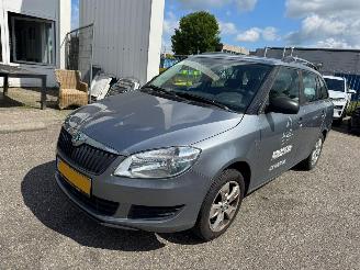 damaged passenger cars Skoda Fabia Combi 1.2-12V Fresh 2012/2