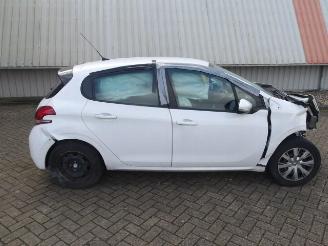 Peugeot 208  picture 2