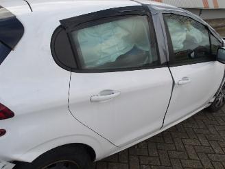 Peugeot 208  picture 13