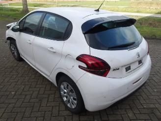 Peugeot 208  picture 5