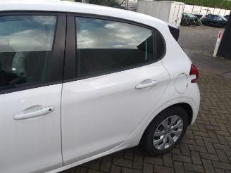 Peugeot 208  picture 27