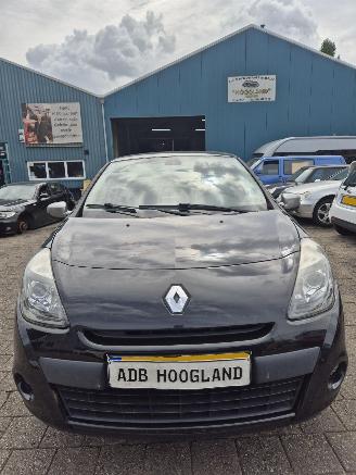 demontáž osobní automobily Renault Clio III (BR/CR) Hatchback 1.5 dCi FAP (K9K-770(K9K-67)) [65kW] 5-BAK 2012/1