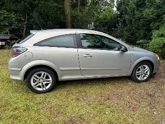 Opel Astra GTC picture 3