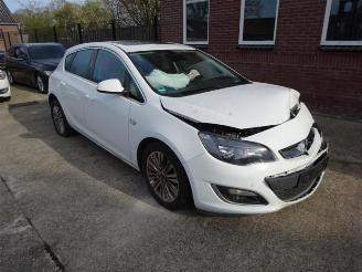 Vrakbiler auto Opel Astra Astra J (PC6/PD6/PE6/PF6), Hatchback 5-drs, 2009 / 2015 2.0 CDTI 16V 160 Ecotec 2014/9