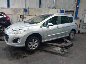 Coche siniestrado Peugeot 308 308 SW (4E/H) Combi 5-drs 1.6 HDiF 16V (DV6C(9HD)) [84kW]  (03-2013/10=
-2014) 2013