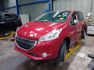 Vrakbiler auto Peugeot 208 208 I (CA/CC/CK/CL) Hatchback 1.2 Vti 12V PureTech 82 (EB2F(HMZ)) [60k=
W]  (03-2012/12-2019) 2014/0
