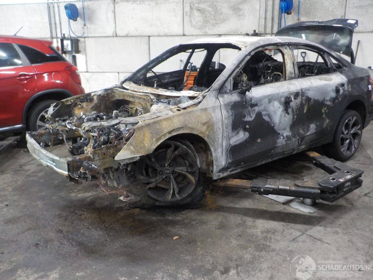 Audi A3 A3 Limousine (8YS) Sedan 1.0 30 TFSI 12V Mild Hybrid (DLAA) [81kW]  (0=
6-2020/...)