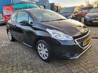  Peugeot 208 1.0 VTi Access COOL  2E eigenaar motor loopt op 2 cil ,rijdt nog wel (ZIE 3E FOTO) 2014/10