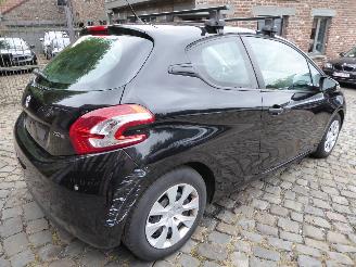 Peugeot 208  picture 6
