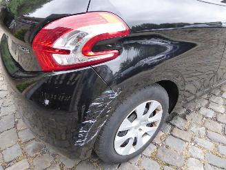 Peugeot 208  picture 7
