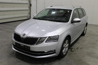 uszkodzony samochody osobowe Skoda Octavia  2019/9